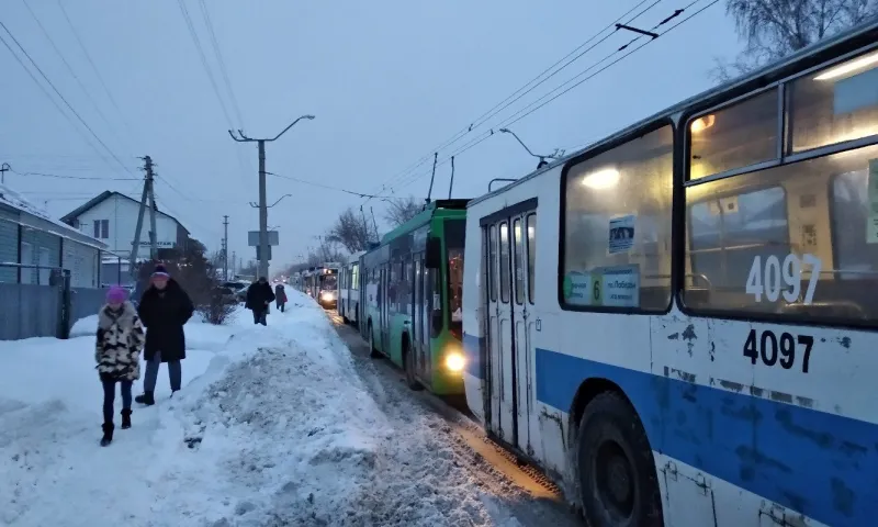 Барнаульцы добирались на работу пешком из-за большой пробки