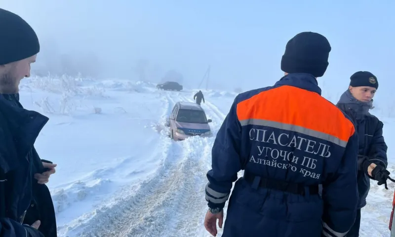Алтайские спасатели в свободное от работы время помогли водителю выбраться из снежного плена