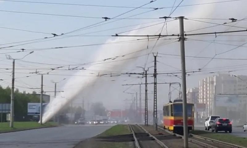 Очевидцы: мощная струя воды бьёт из-под земли в Барнауле