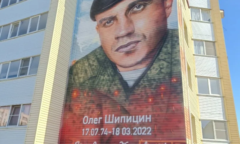 Реставрацию мурала с портретом Героя России Олега Шипицина завершили в Рубцовске