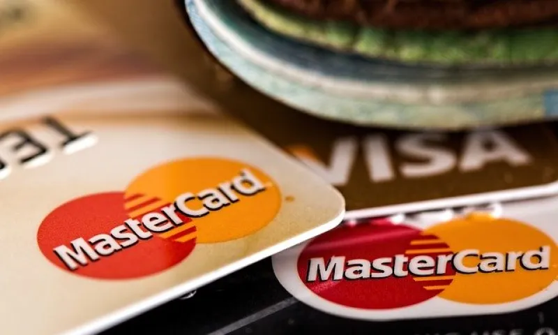 Платёжные системы Visa и Mastercard объявили о приостановке деятельности в России