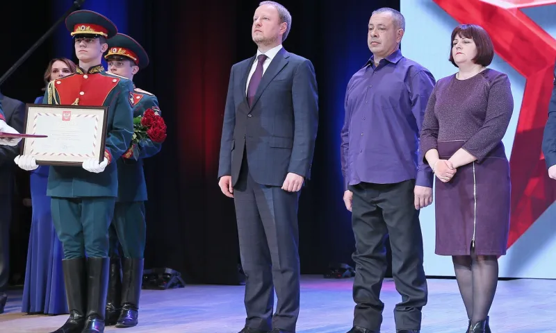 В День защитника Отечества губернатор Алтайского края вручил Золотую Звезду Героя России родителям алтайского военнослужащего