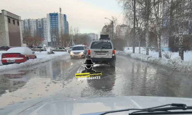 Улицу Барнаула затопило из-за прорыва трубы