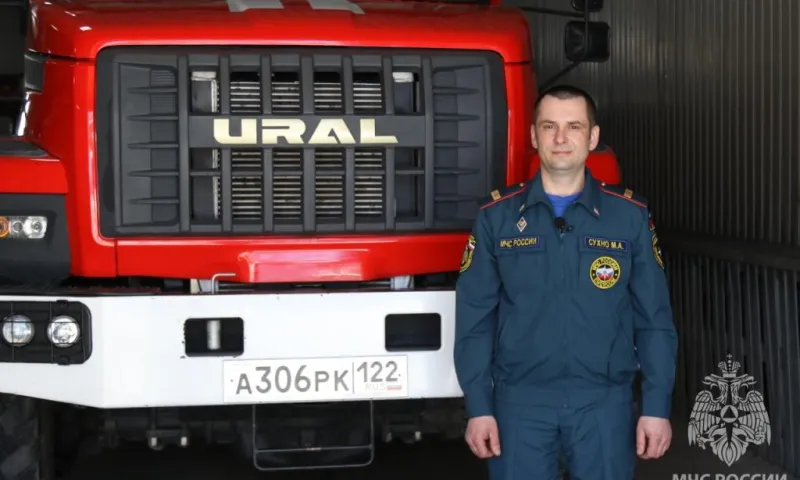 Дерево огня не боится: алтайский пожарный рассказал о своем необычном хобби