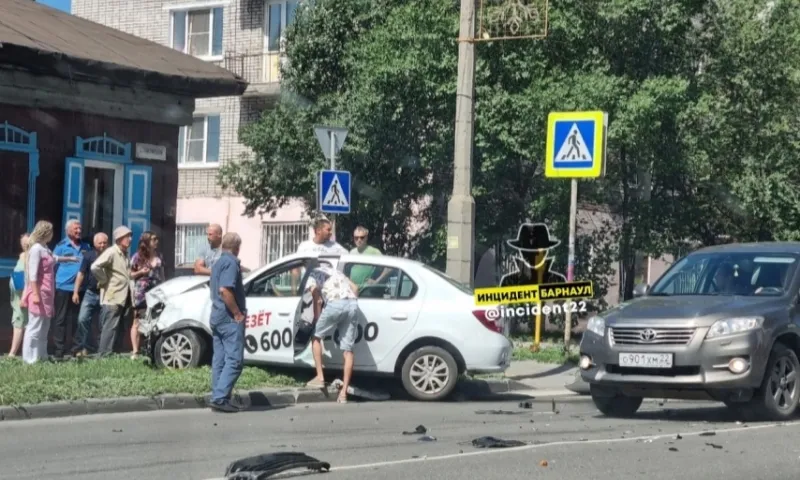 ДТП с участием такси произошло в Барнауле