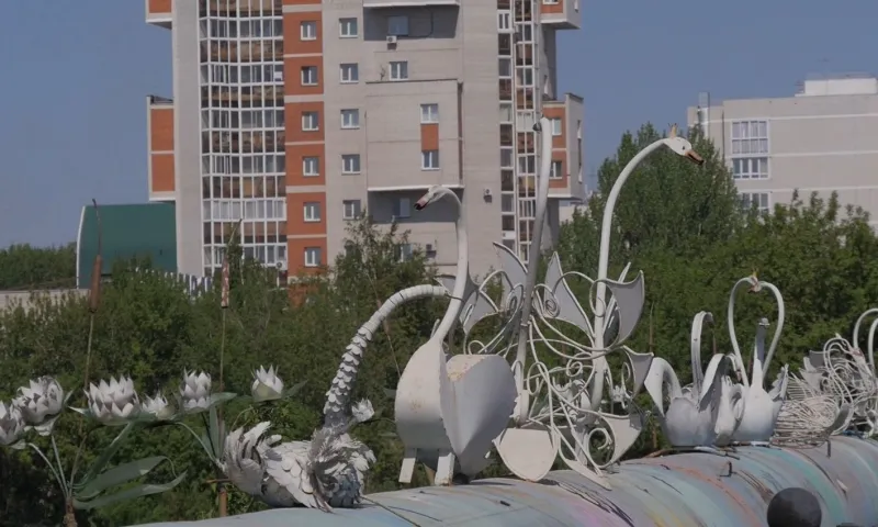 Лебеди «улетели» с барнаульского моста на проспекте Ленина