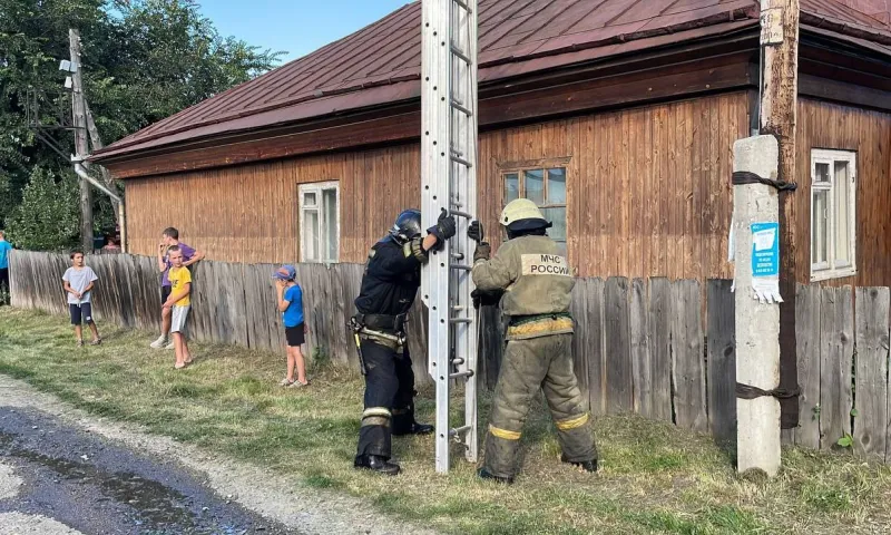 В Барнауле ликвидировали пожар площадью 150 квадратных метров