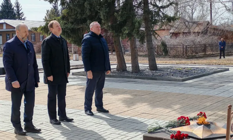 Губернатор Алтайского края почтил память павших бойцов из Краснощёковского района