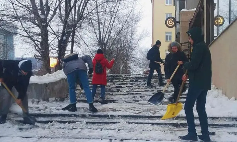 Барнаульские студенты присоединились к уборке снега с улиц города