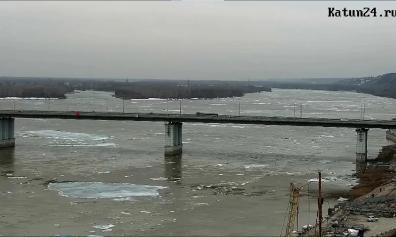 Лёд тронулся в районе Нового моста в Барнауле
