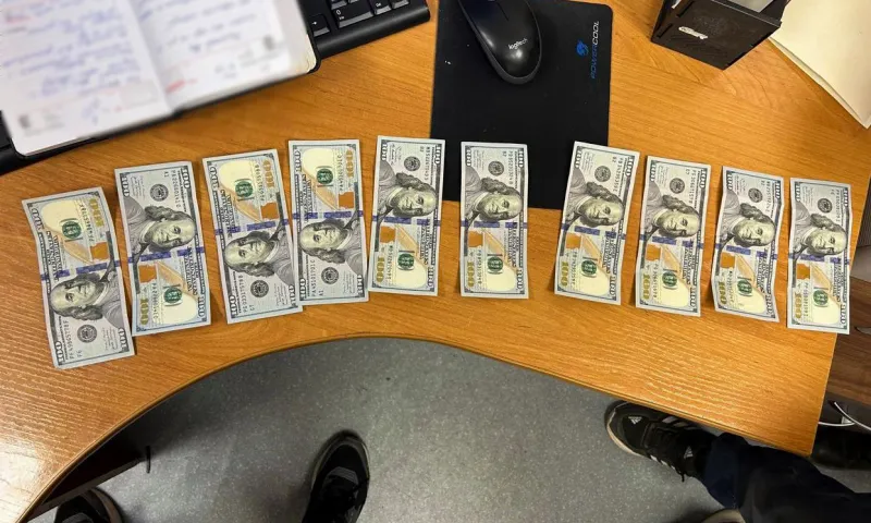Алтайскому таможеннику пытались предложить взятку в размере 1000 долларов