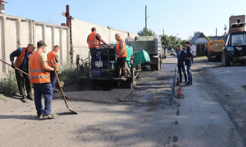 В Железнодорожном районе Барнаула продолжают асфальтировать дороги