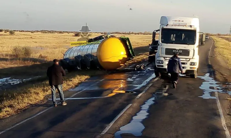 На трассе в Алтайском крае опрокинулась цистерна с маслом
