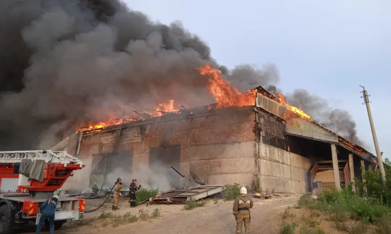 Производственное здание загорелось в Рубцовске