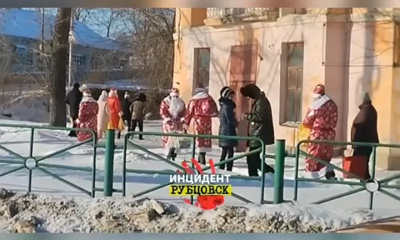 Дед Мороз-бэнд заметили на улицах Рубцовска 