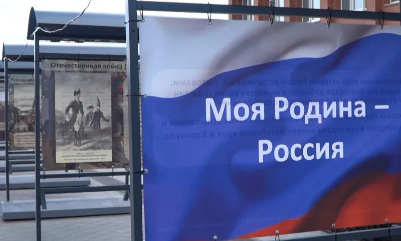 Барнаульским школьникам вручили их первые паспорта в День России