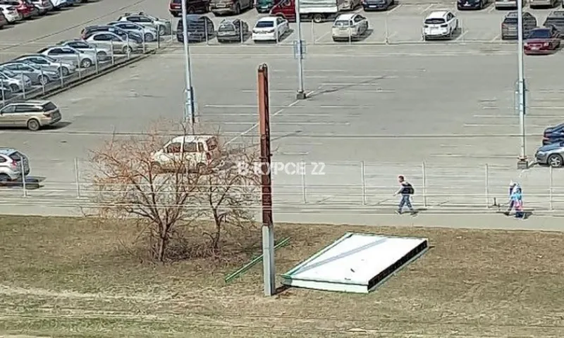 Рекламный щит упал в Барнауле