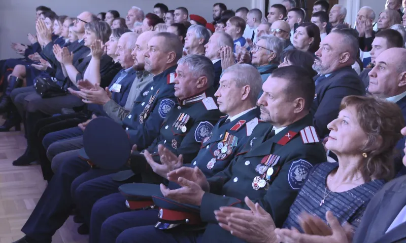 В День Героев Отечества в филармонии Алтайского края вручили медали «Отец солдата»
