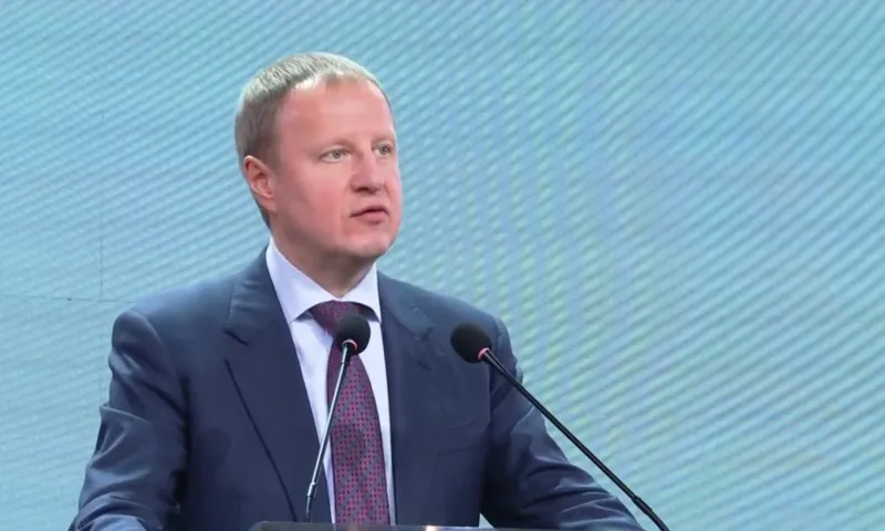 Виктор Томенко вручил дипломы лучшим выпускникам Губернаторской программы подготовки профессиональных кадров для сферы малого и среднего предпринимательства