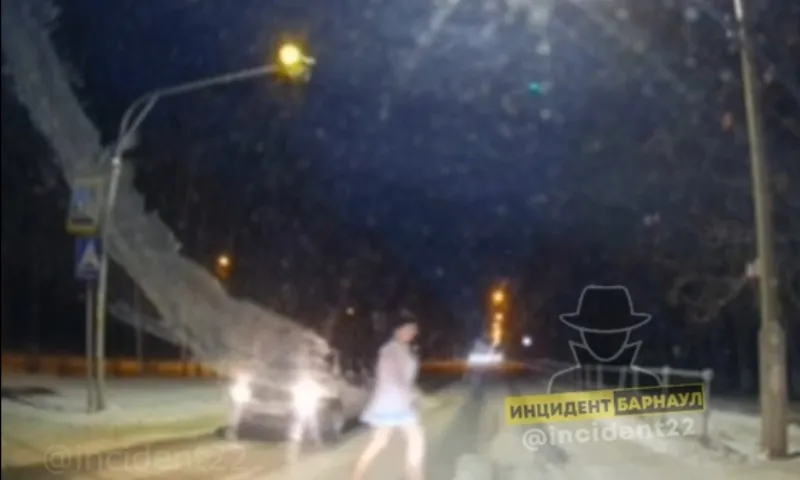 Легко одетая женщина с ножом напугала барнаульцев