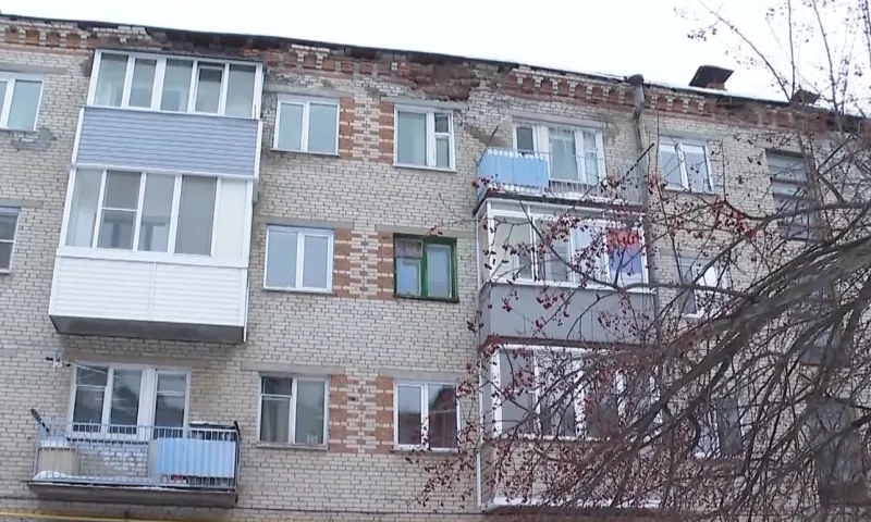 «Тянуть уже некуда»: в барнаульском поселке отремонтируют дом, разрушенный по вине управляющей компании