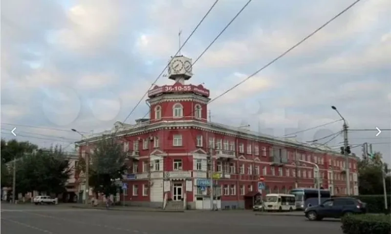Квартиру в доме под часами продают в Барнауле за 4 миллиона рублей
