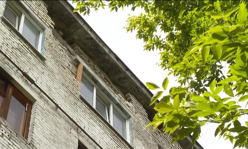 Жительница Бийска упала со второго этажа, спускаясь вниз по связанным простыням
