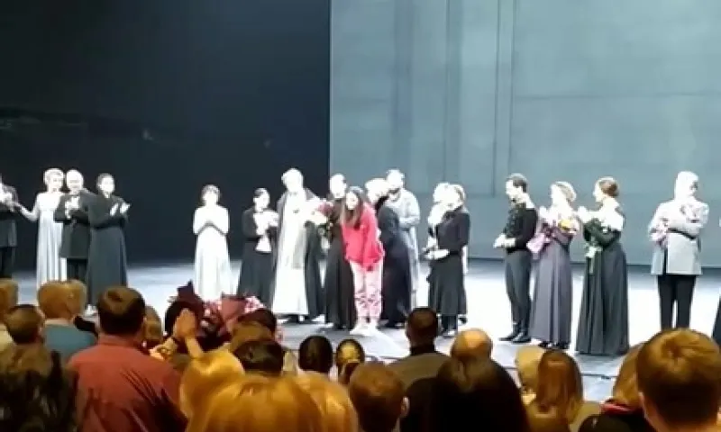 «Война и мир», травма и дебют: необычное происшествие случилось на первом показе спектакля вахтанговского театра в Барнауле