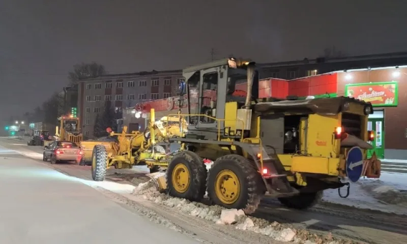 Дорожники прометают улицы города и очищают тротуары в Барнауле