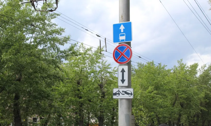 На улице Барнаула ограничили стоянку транспорта