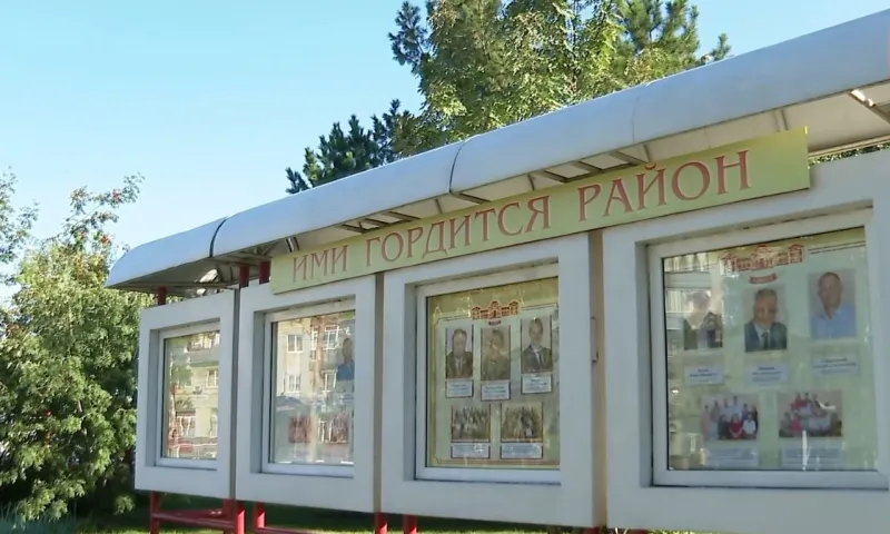 Доски почета во всех районах Барнаула обновляют накануне Дня города