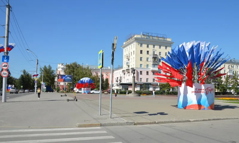 Барнаул ко Дню города украсили флагами и баннерами