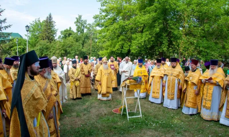 Божественная литургия в честь праздника апостолов Петра и Павла состоялась в Барнауле