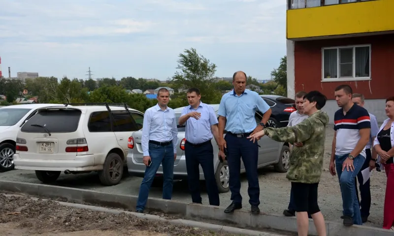 В Барнауле благоустраивают дворы на улице Веры Кащеевой