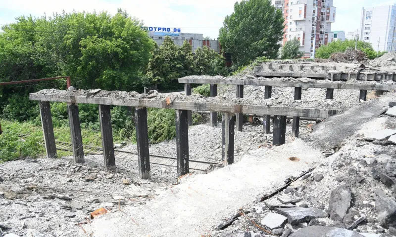 У моста на Новом рынке в Барнауле частично демонтировали несколько опор