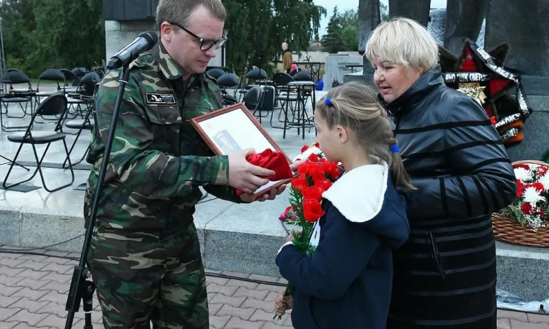 В Барнауле родственникам красноармейца Михаила Пилюгина передали землю с мест его боевого пути
