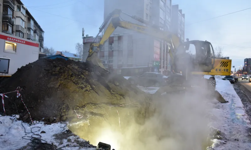 Повреждение теплосетей на улице Северо-Западной в Барнауле устранили