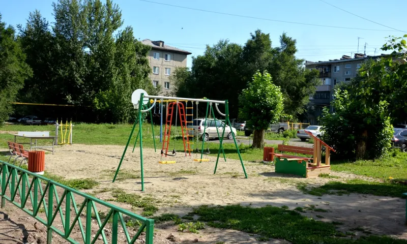 Продолжается благоустройство дворов в Ленинском районе Барнаула