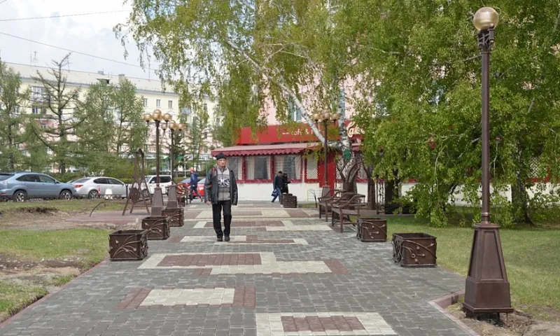 Зеленый уголок рядом с Нулевым километром благоустраивают в Барнауле