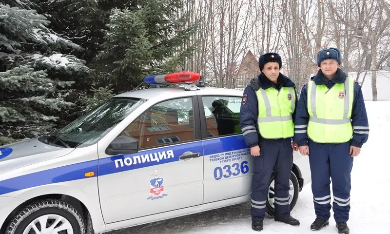 Сотрудники ГИБДД спасли человека на трассе в Алтайском крае