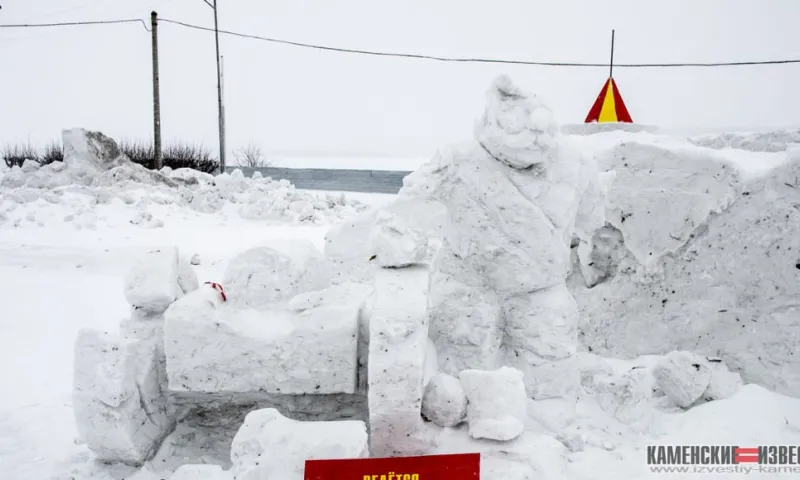 Вандалы разломали фигуру в снежном городке Камня-на-Оби