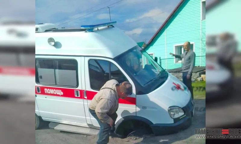 Скорая помощь провалилась в огромную яму на дороге в Алтайском крае 