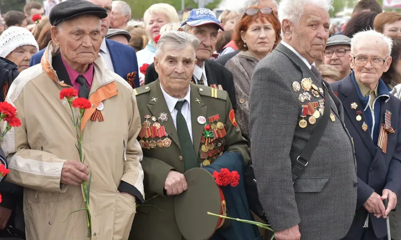 Цветы к Мемориалу Славы возложили в Барнауле 