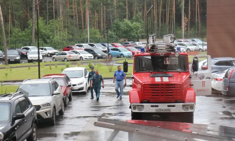 Пожарные эвакуировали пациенток перинатального центра «ДАР» в Алтайском крае