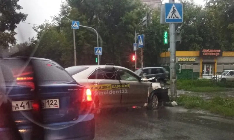 Одиночное ДТП произошло в Барнауле