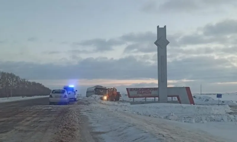 Два автобуса съехали в кювет из-за сильного ветра в Алтайском крае