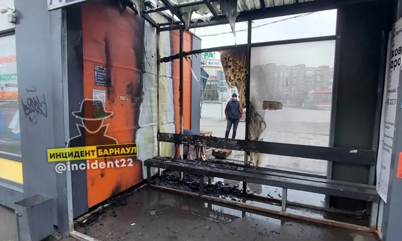 В Бийске неизвестные подожгли остановочный павильон близ торгового центра