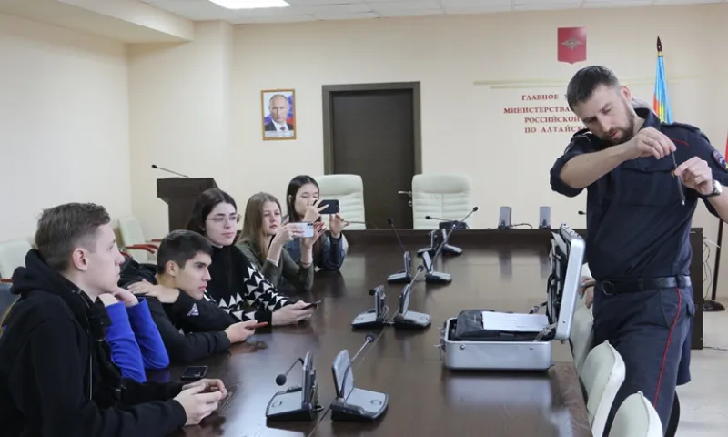 Всероссийскую акцию «Студенческий десант» проводят алтайские полицейские