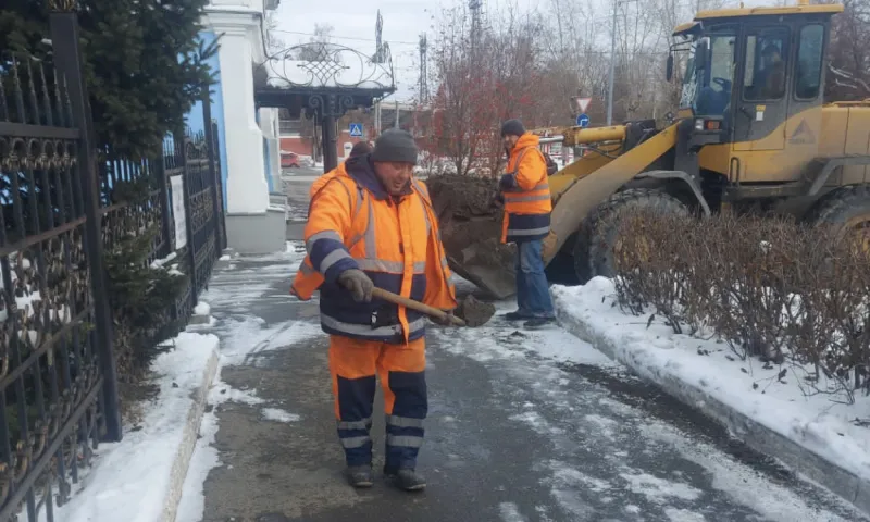 Тротуары в Барнауле обрабатывают противогололёдными средствами