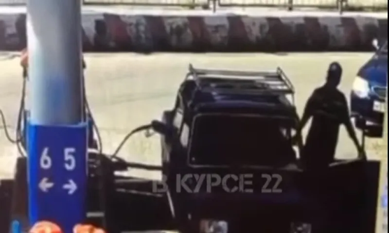 Барнаулец случайно уехал с заправочным пистолетом в баке